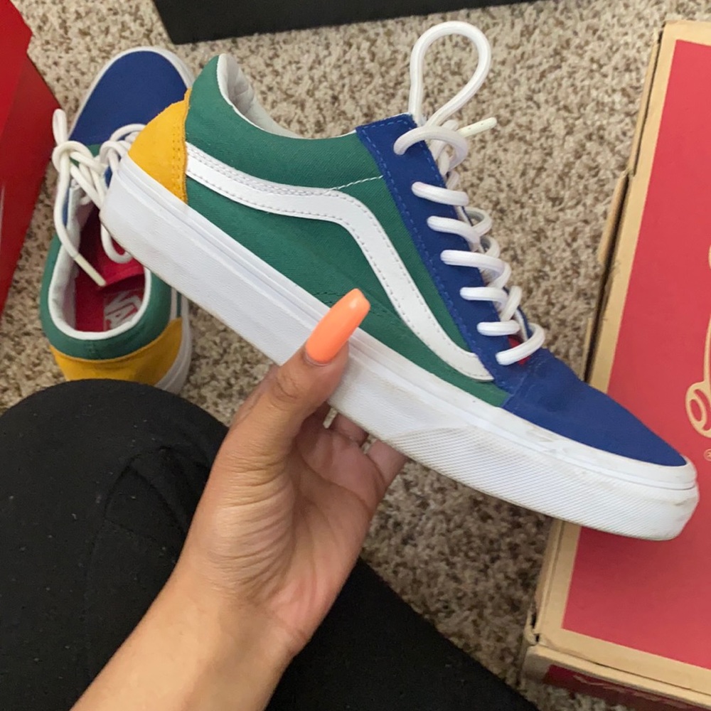 Yacht club vans